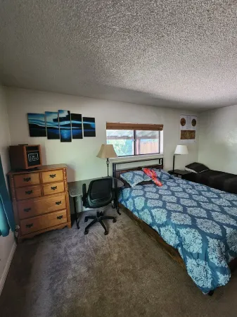 Charming 3-bedroom house with WiFi, dog friendly, hot tub, and AC in Flagstaff