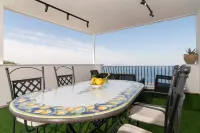 Newly refurbished spacious 2 bedroom apartment in Marciano with amazing sea view