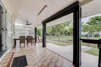 Luxury Absolute Beachfront and Pet friendly! Hotel a Kurrimine Beach