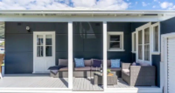 Charming Pet friendly Beach Cottage - 100m to beach and lake