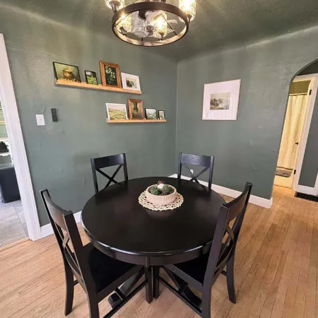 The Clover Cottage - Rolla's St.Pat's Themed house near S&T, Acorn Trail & more! Отели в г. Ролла