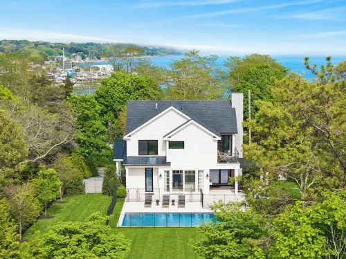 4-bedroom modern beach house in lovely Hampton Bays