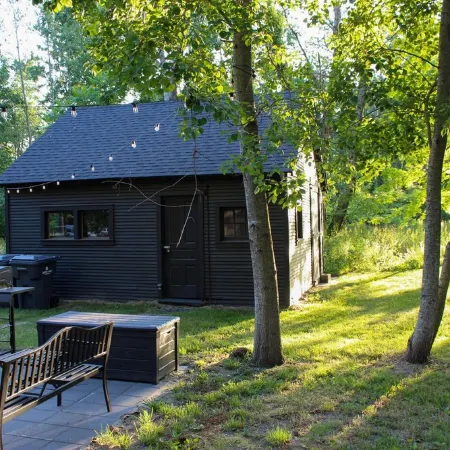 Remodeled cottage with great outdoor space, close to everything - pet friendly! Отели в г. Каско Тауншип