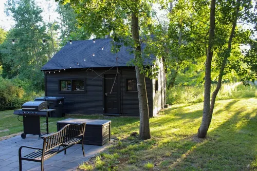 Remodeled cottage with great outdoor space, close to everything - pet friendly!