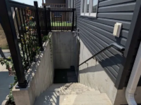 Spacious one bedroom Basement Apartment Hoteles en Belleville