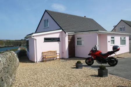 Holiday Cottage with 180 degree sea views Отели в г. Лланбадриг