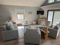 Charming 3-bedroom plus loft cottage on Lake Arrowhead and near Sand Valley!