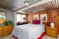 Creekside Retreat - Charming Cabin w/Deck, A/C, Firepit, & Billy Creek View