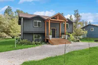 Open Sky Retreat - Hot Tub, Fire Pit, Large Yard, Comfy & Family Friendly Hotels near Glacier Park International Airport