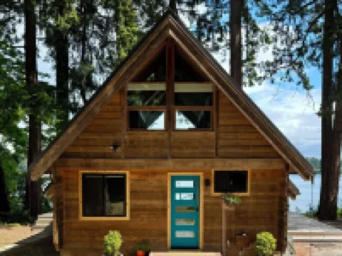Waterfront Burton Loop - The Very Best Of Vashon, cozy cabin with a harbor view. Hotels in Vashon