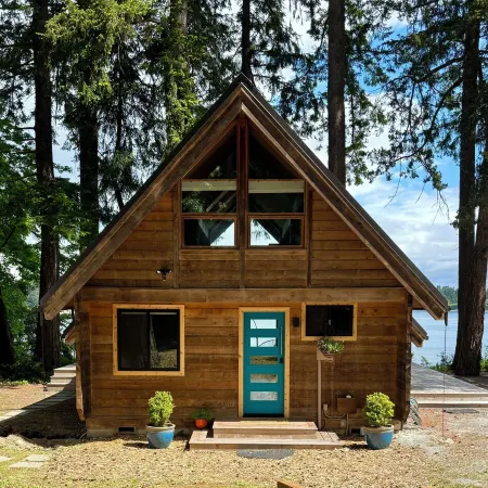 Waterfront Burton Loop - The Very Best Of Vashon, cozy cabin with a harbor view.