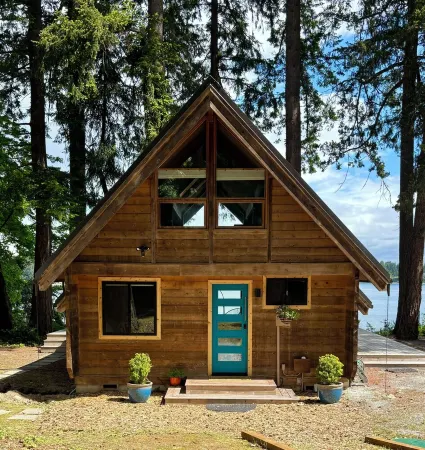 Waterfront Burton Loop - The Very Best Of Vashon, cozy cabin with a harbor view.