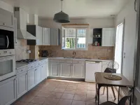 Quiet, spacious house, close to the station and amenities, 2 km from the beach