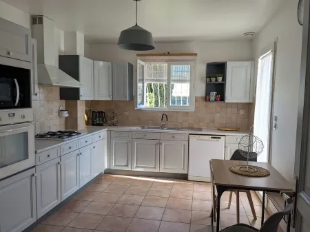 Quiet, spacious house, close to the station and amenities, 2 km from the beach