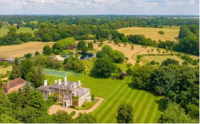 Country Estate Property Near Windsor Castle-Former Home of Geri Halliwell 도니 호 주변 호텔