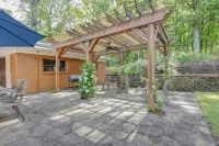 Cedar Cottage at Lake Guntersville Located a block from boat launch and park