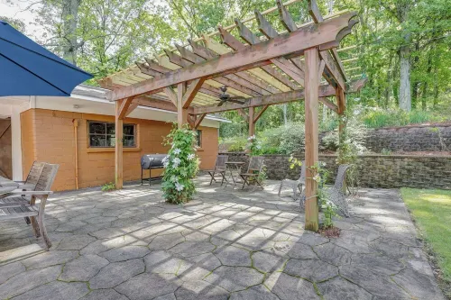 Cedar Cottage at Lake Guntersville Located a block from boat launch and park
