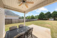 Southern Delight-4 Bed Room-7 beds- Private Backyard-Great for Larger Groups