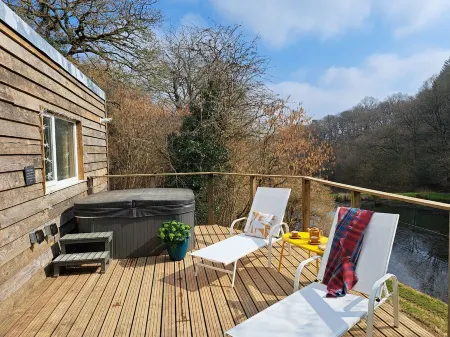 The Hoot - a gorgeous & secluded cabin on private wildlife reserve Отели рядом с достопримечательностью «Devon Railway Centre»