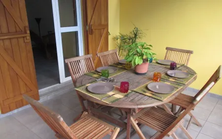 La Kaz Ferblantier.  Villa located 5 minutes' walk from the beaches of Saint-Leu. Отели рядом с достопримечательностью «Келония»