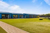 Charming Bungalow with Ocean View Lanai - Picturesque Island Retreat