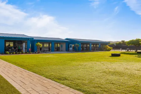 Charming Bungalow with Ocean View Lanai - Picturesque Island Retreat