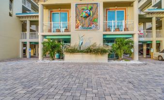 Top-Floor Sunset Vistas Condo Ocean-View Balcony!