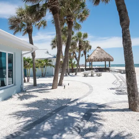 Private 2 BR steps from beach on Casey Key