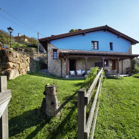 Cozy Cottage with Pool & Terrace Отели в г. Нава