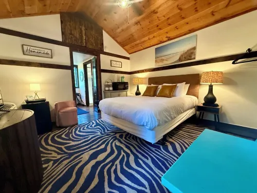 Happy Hideaway in our charming cabin in historic Eureka Springs with jacuzzi tub