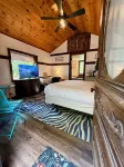 Happy Hideaway in our charming cabin in historic Eureka Springs with jacuzzi tub