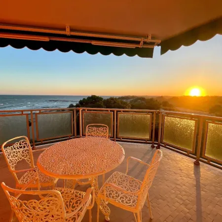 Wonderful Beachfront Apartment - Beahost