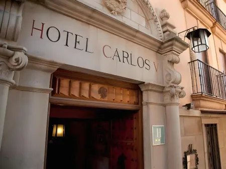 Hotel Carlos V Отели рядом с достопримечательностью «Iglesia de los Santos Justo y Pastor»
