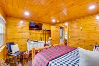 Luxury Cabin, King Bed, Hot Tub Minutes from Alpine Helen sits on 40 acres.