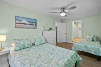 "Sand Dollar Suites" Suite 4: A Short Stroll from Our Sandy Shores!