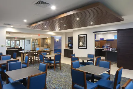Holiday Inn Express Grand Rapids SW Отели рядом с достопримечательностью «Ривертаун Кроссингс»