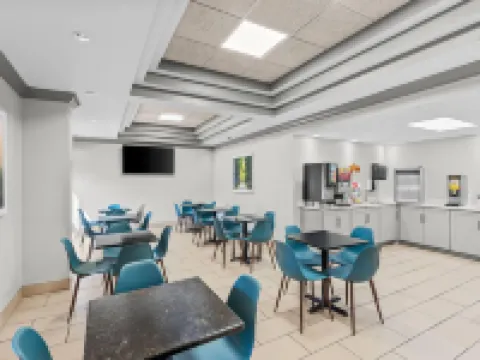 デイズ イン & スイーツ バイ ウィンダム シーダー ラピッズ シーダー・ラピッズのホテル