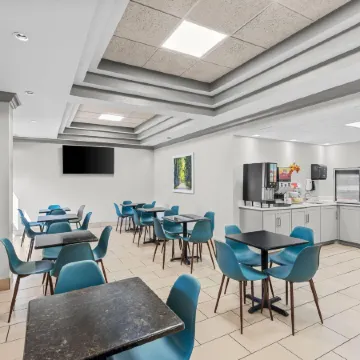 Days Inn & Suites by Wyndham Cedar Rapids