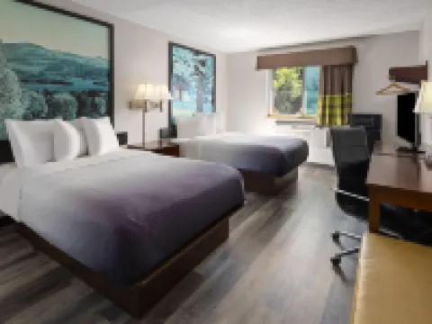 Super 8 by Wyndham Latham/Albany Airport コロニーのホテル