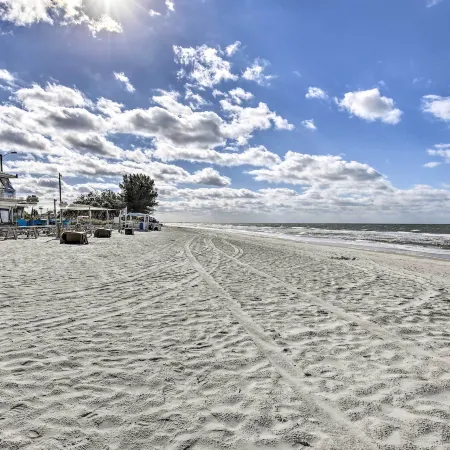 Walk to Beach and Dining Sunny St Pete Condo!