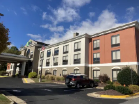 Holiday Inn Express & Suites WINCHESTER by IHG
