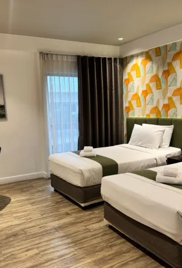 ห้องดีลักซ์ เตียงแฝด พร้อมระเบียง