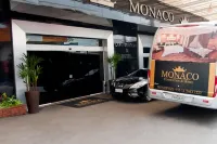 Summit Hotel Monaco - Bãi đậu xe