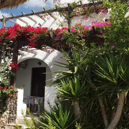 Holiday Beach Resort Santorini Отели рядом с достопримечательностью «Пляж Перисса»