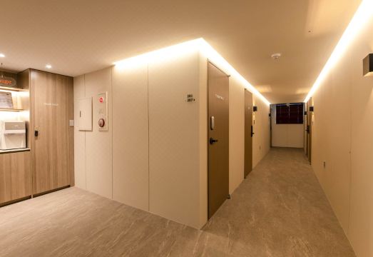 체크인 로비 전경