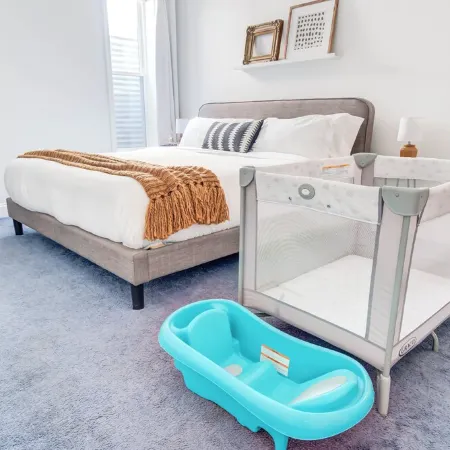 Subway & Easy Parking! Sunny 2 Bdrm w/ King Bed Отели рядом с достопримечательностью «Беннинг-роуд»