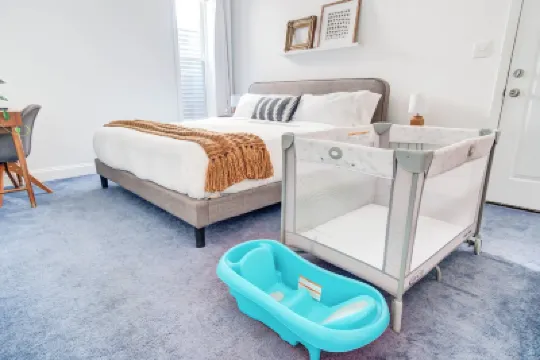 Subway & Easy Parking! Sunny 2 Bdrm w/ King Bed Hotels near Benning Park
