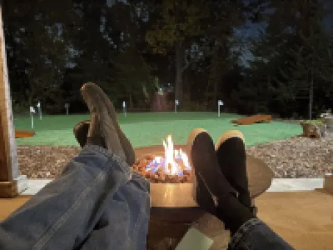 One Bedroom Relaxing Woodland Getaway with Putting Green and Walking Trails