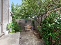 Contemporary 1-Bed Unit Near Chapel St