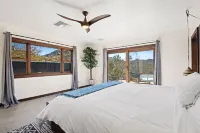 Dreamspace - Hot Tub, Fire Pit, 5 Min. to Park 2 Bedroom Home by RedAwning - balcony